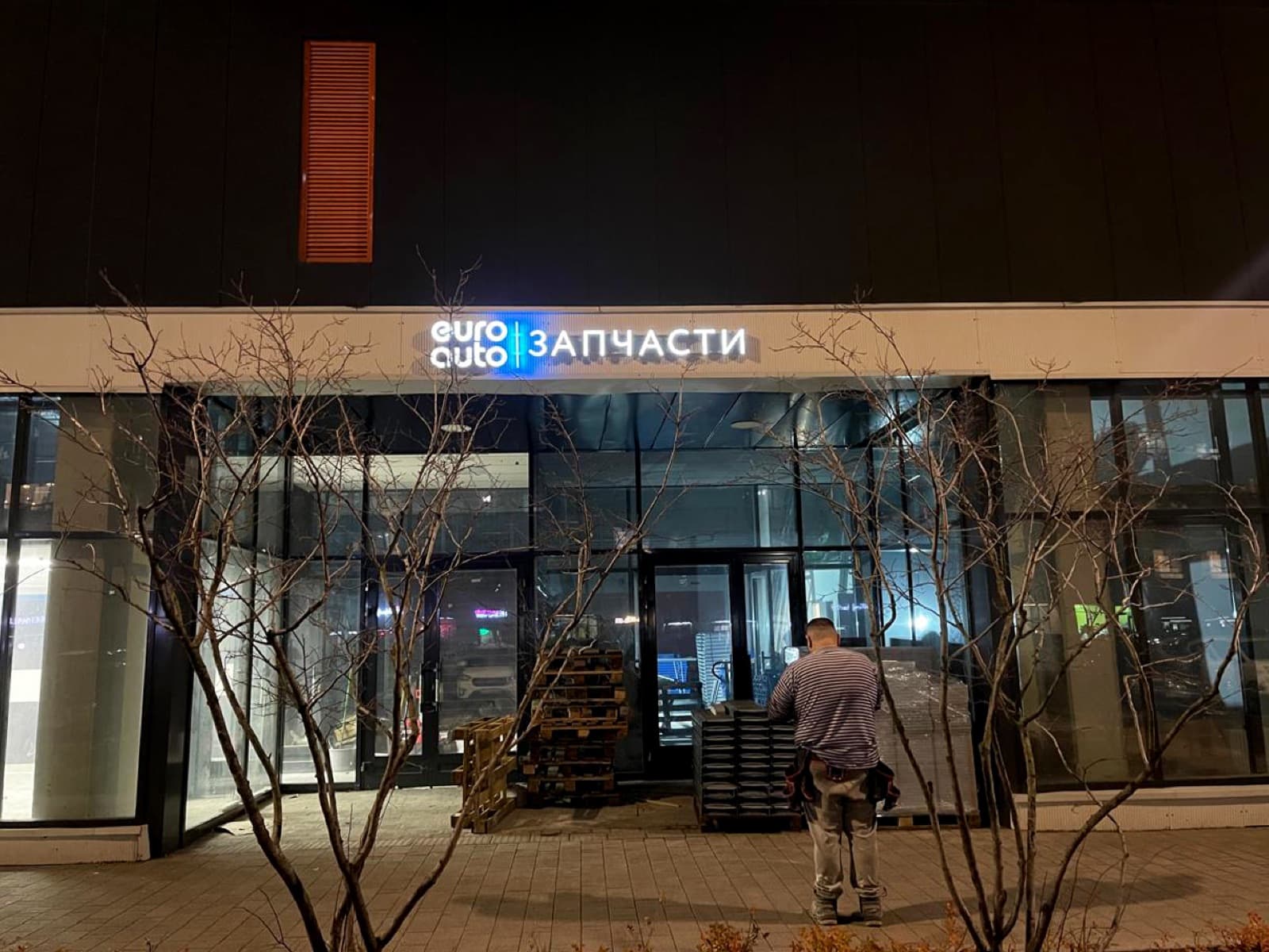 Евро-Авто — Вывеска для автосалона с подсветкой бортов — фото 2
